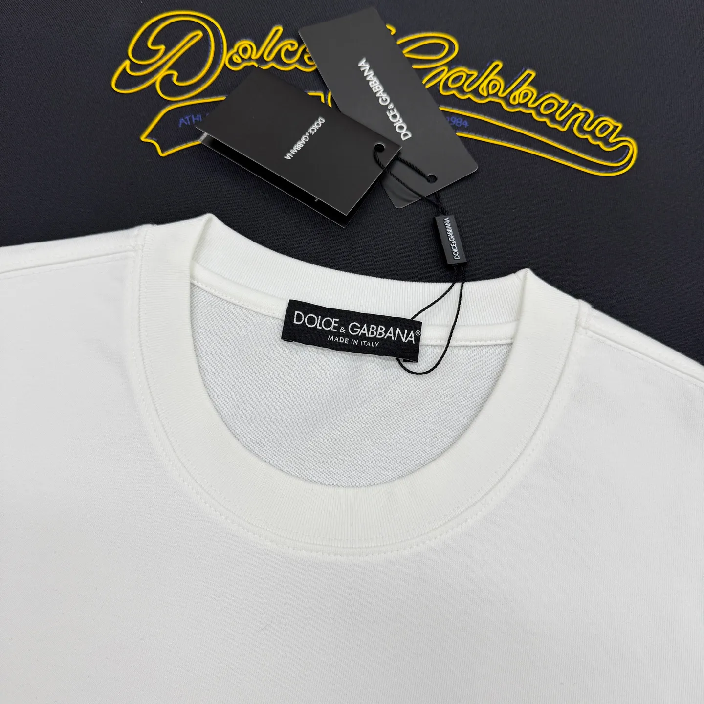 180 ⚜️ Dolce & Gabbana New Arrival T ， Same Style❤️ +“ATHLETIC DEPARTMENT EST ” ，Retro ！ . Breathable， White、Black、Dark Gray ， Gold Gray ， 。 ， ， . ！Sizes：S-3XL ❗️（175/145 L）